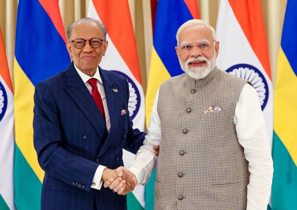 PM Modi meets Mauritius counterpart Navinchandra Ramgoolam in Varanasi